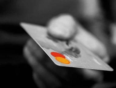 Χρεωστικές κάρτες: «Συναγερμός» για τις ανέπαφες συναλλαγές - Τι συνέβη